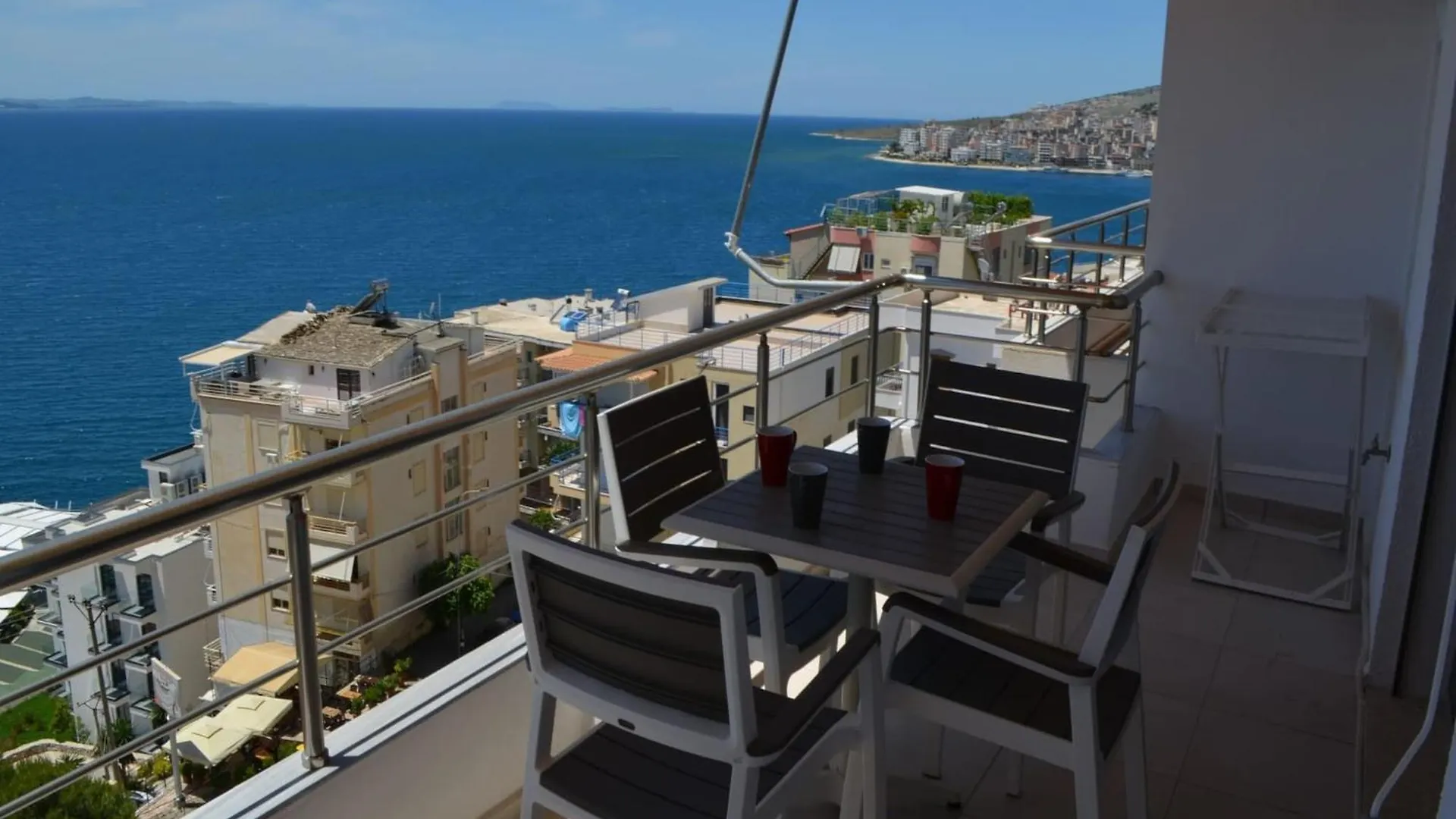 Seaside Charm Stylish Stay With Views Sarandë アパート
